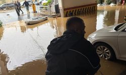 Sitede Venedik manzarası: Otopark sular altında kaldı, siteden botlarla çıktılar!