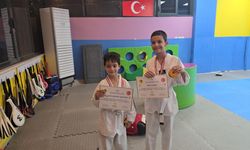 Taekwondo kuşak sınavında Çınar ve Umutcan’dan başarı