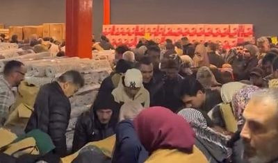 Bursa'da 100 TL’lik indirim izdihamı: Birbirlerini ezdiler