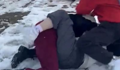 Okul yolunda şiddet! Küçük kızları dakikalarca darp ettiler