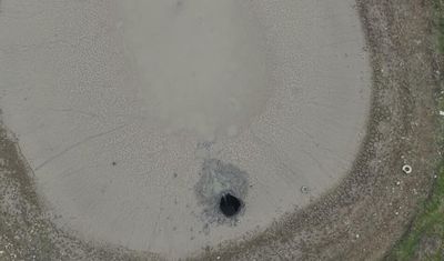 Obruk dev gölü yuttu | Gölet saniyeler içinde yok oldu