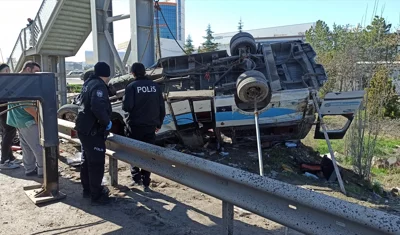 Özel halk otobüsü köprü direğine çarptı: 5 ölü, 15 yaralı