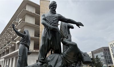 Kıbrıs Meydanı’nda duygulandıran görüntü: Anıt geri döndü