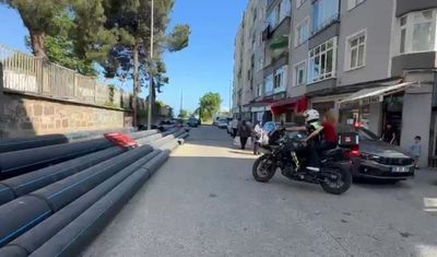 Kimliğini unutan kız öğrencinin yardımına koşan polisler alkış topladı!