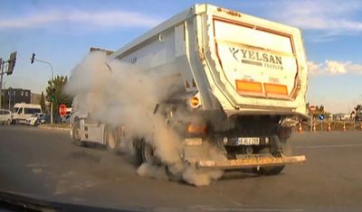 Kahramanmaraş’ta kamyonun lastik patlama anı araç kamerasında