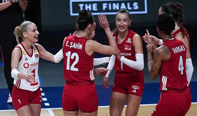 Bir set verdiler, Kupayı vermediler Muhteşem dönüş: Türkiye Şampiyon!