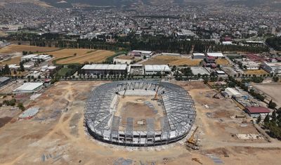 Kahramanmaraş stadyumu’nda sona doğru: Çatı yükseliyor