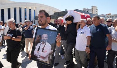 Sanat dünyasını yasa boğan veda: Serhat Kılıç son yolculuğuna uğurlandı