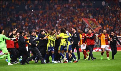 Derbi bitti ortalık karıştı! Polis futbolcuları zor ayırdı