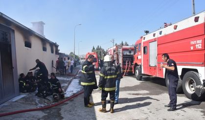 İplik ve örgü atölyesinin yanışını gözyaşları ile izledi