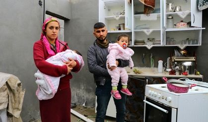 Adana'da hortumda çatıları uçan aile bebekleriyle perişan oldular!