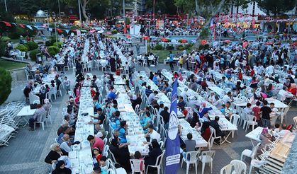 İftar sofrası Atatürk Meydanında kuruldu