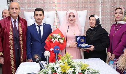 Dulkadiroğlu'ndan dünya evine giren çiftlere nikah hediyesi