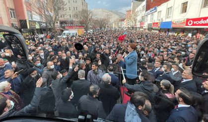 İYİ Parti Genel Başkanı Akşener Elbistan'da esnaf ziyareti yaptı