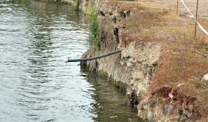 Ölüm riskli yolda şeritli önlem! Nehir kıyısındaki üç mahallenin bağlantı yolu çökmek üzere