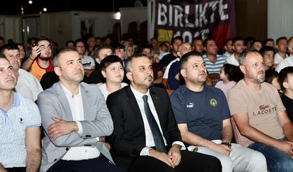 Başkan Toptaş, Türkiye-Çekya maçını vatandaşlarla izledi