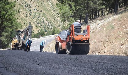 Kırsal mahallelerde asfalt çalışmaları tüm hızıyla devam ediyor