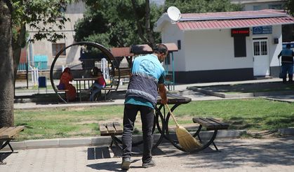 Dulkadiroğlu Belediyesi'nden Namık Kemal Mahallesi parklarına özel temizlik çalışması