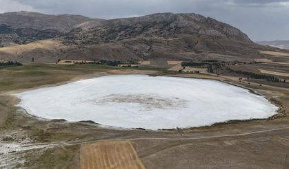 Kuraklık bir gölü daha kuruttu, tamamen kuruyan gölden geriye tuz tabakası kaldı