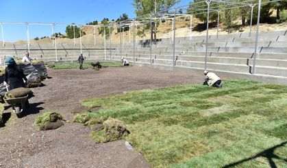 Çimlerle yenilenen güreş sahası 12 Ekim’de sporcuları ağırlayacak