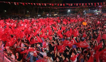 Zafer Bayramı’nda Bayraklar ve şarkılar birleşti