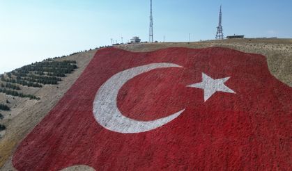 Dünyanın en büyük Türk Bayrağı ahİr dağı’nda şehit aileleriyle tamamlandı
