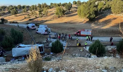 Tarım işçilerini taşıyan minibüs şarampole uçtu 5 ölü 14 yaralı