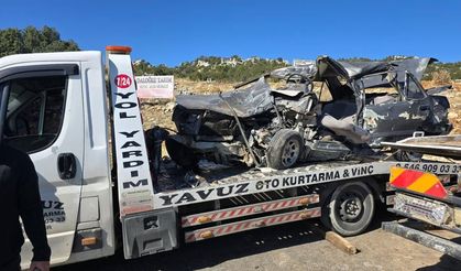 Tarım işçilerini taşıyan midibüs otomobille çarpıştı ölü ve yaralılar var