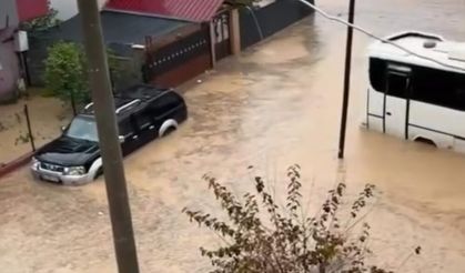 Gece boyu yağmur kabusu: Adana’da araçlar suda kaldı