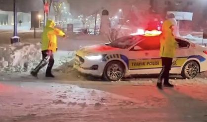 Mardin’de soğuk kış gününde yürekleri ısıtan görüntüler! Kar topu savaşı kamerada