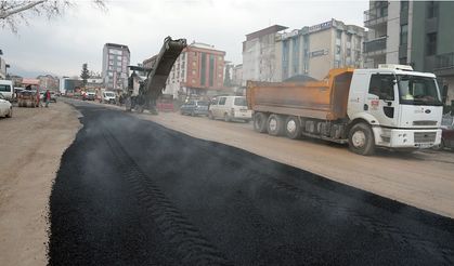 Hükümet Bulvarı’nda sıcak asfaltla yol yenileme başladı