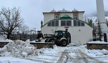 Kar yağışı hayatı durdurmadı: Büyükşehir’den 7/24 müdahale