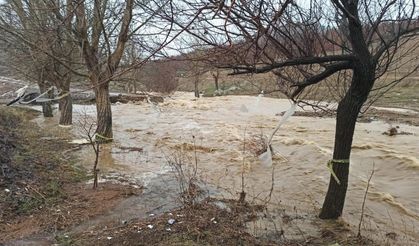 Ekinözü’nde sağanak yolu yine sular altında bıraktı