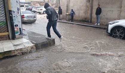 Şanlıurfa'da sağanak yağış cadde ve sokakları göle çevirdi
