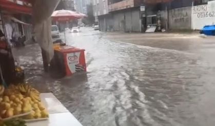 Yağmur değil afet! Sokaklar nehre döndü