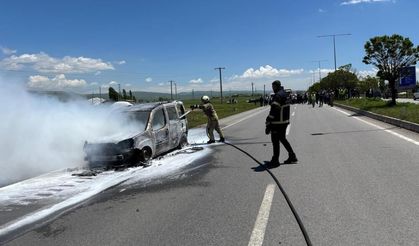 Seyir halindeki araç alev alev yandı