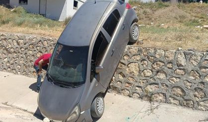 El freni unutulan otomobil istinat duvarından uçtu: Ucuz atlatıldı
