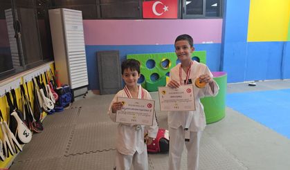 Taekwondo kuşak sınavında Çınar ve Umutcan’dan başarı