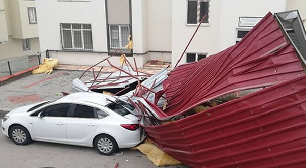 Kahramanmaraş'ta fırtına çatıları uçurdu! Tipi ulaşımı vurdu