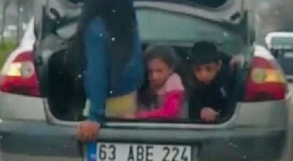 Şanlıurfa'da trafikte şoke eden görüntü! Çocuklara bagajda balık istifi!