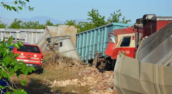 Malatya'da iki yük treni kafa kafaya çarpıştı, ölü ve yaralılar var!