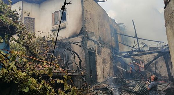2 katlı ahşap evde yangın faciası: 4'ü çocuk 5 kişi yaşamını yitirdi