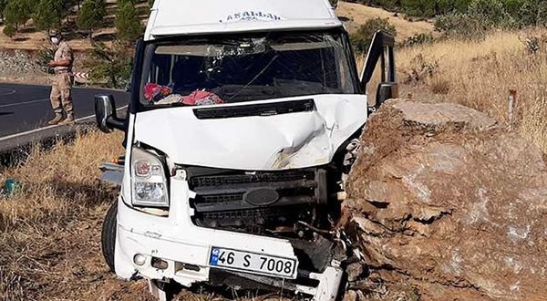 Kahramanmaraş'ta tarım işçilerinin taşındığı minibüs kayaya çarptı