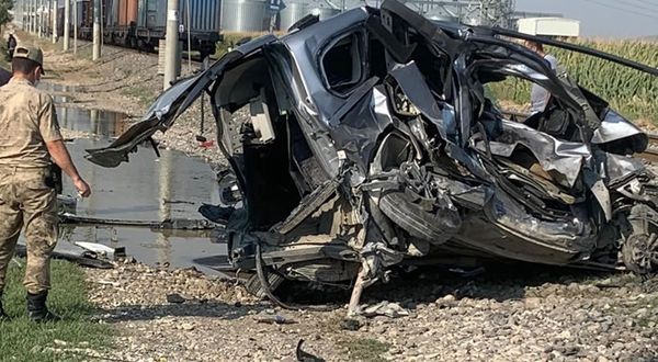 Kahramanmaraş’ta yük treni hafif ticari araca çarptı: 1 ölü