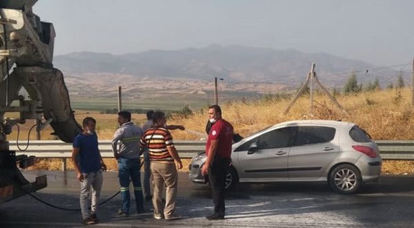 Kahramanmaraş'ta alev alev yanan aracın imdadına beton mikseri yetişti