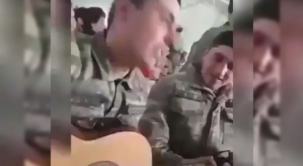 Karabağ cephesine sevk edilen askerlerin garda çekilmiş görüntüsü