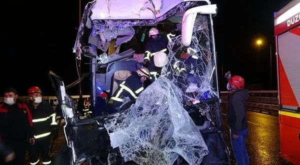 Düzce'de feci kaza! Yolcu otobüsü kamyona arkadan çarptı: 16 yaralı