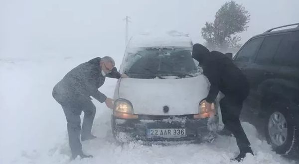 Edirne Valisi Ekrem Canalp karda mahsur kalan araçları itti