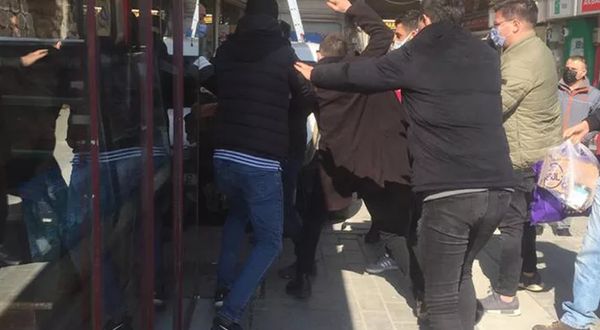 İstanbul'da kapkaççıyı vatandaşlar yakaladı