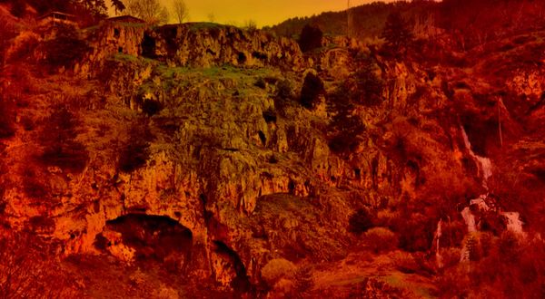 Kahramanmaraş Göksun'da kaya mezarları gezginlerin dikkatini çekti
